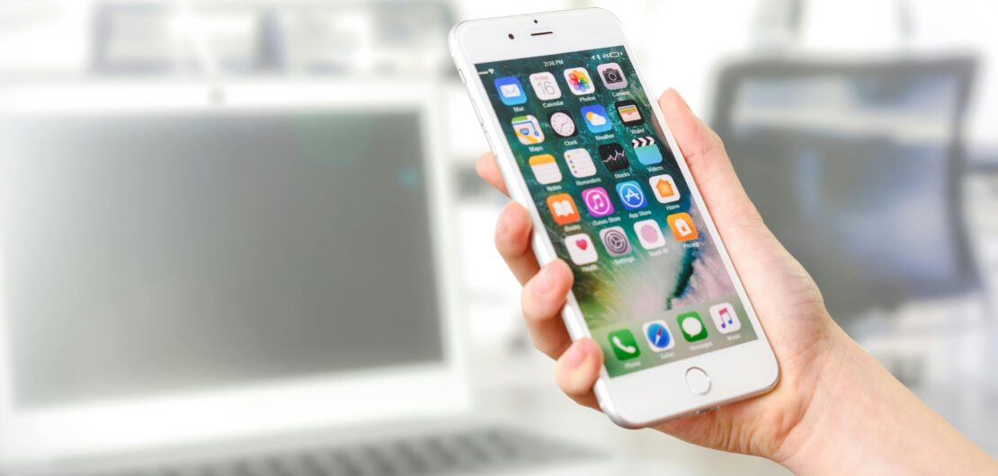Kontakt mit Mobiltelefon © https://www.pexels.com/de-de/foto/person-mit-silber-iphone-7-887751/